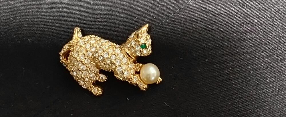 Vintage Joan Rivers Cat Kitten Rhinestone Brooch faux pearl gold tone setting